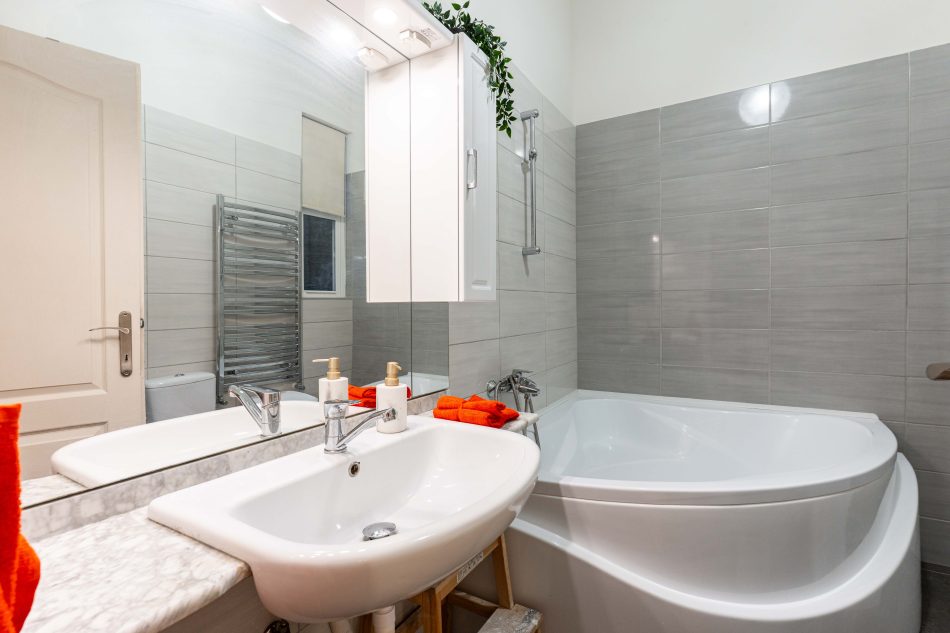 Bathroom n.1