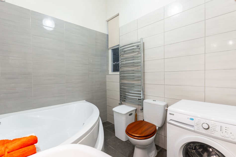 Bathroom n.1
