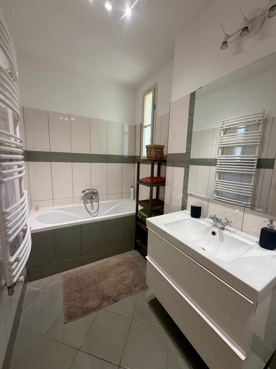 Shared bathroom(with 1 person)
