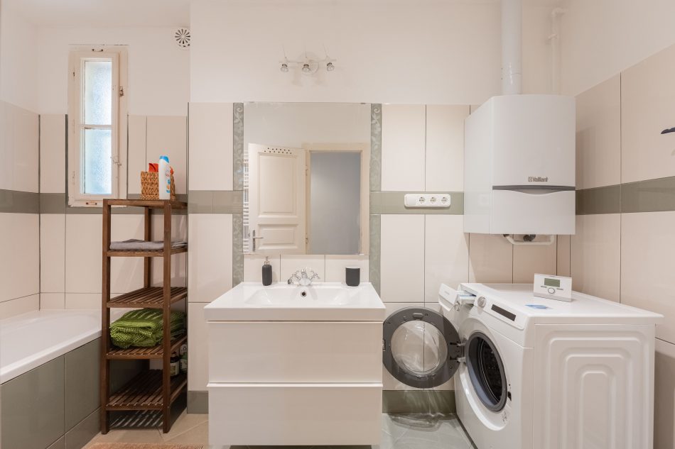 Shared bathroom(with 1 person)